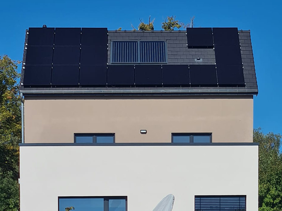 Mini galerie pour fixer un panneau solaire rigide sur le toit d'un van —  Low-tech Lab